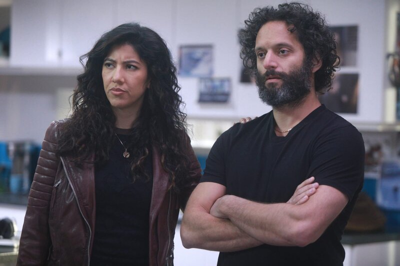 Rosa Diaz (Stephanie Beatriz, l.); Adrian Pimento (Jason Mantzoukas, r.) – Bild: NBCUniversal Media, LLC /​ Jordin Althaus
