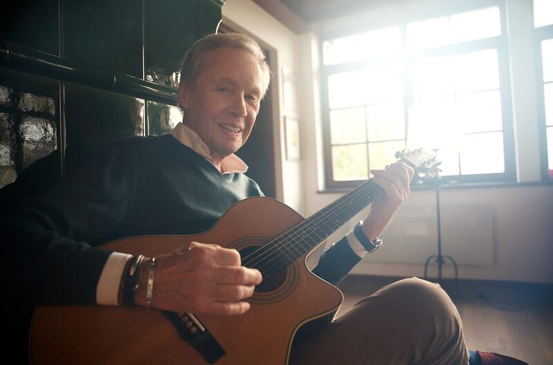 Peter Kraus ist nie ohne seine Gitarre, auch nicht privat. "ZDF-History" hat die Rock’n’Roll-Legende im Herbst auf seinem Bauernhof in der Steiermark besucht. – Bild: phoenix/ZDF/Jan Müller Peter Kraus ist nie ohne seine Gitarre, auch nicht privat. "ZDF-History" hat die Rock’n’Roll-Legende im Herbst auf seinem Bauernhof in der Steiermark besucht. – Bild: phoenix/ZDF/Jan Müller