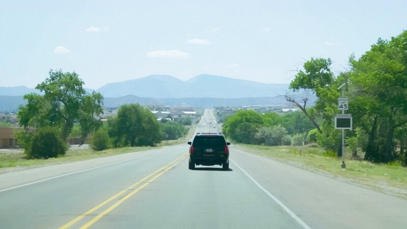 Auto auf der Straße – Bild: Warner Bros. Discovery