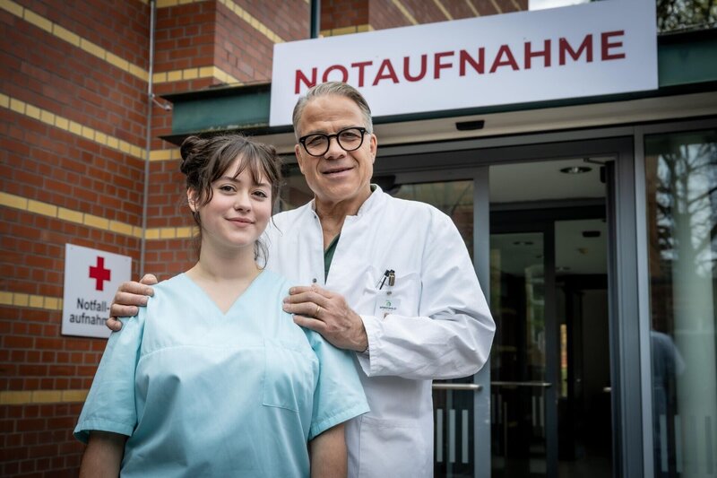 Fiona Wemuth (Zsa Zsa Hansen, l.); Dr. Gregor Wemuth (Karsten Speck, r.) – Bild: Joyn /​ Claudius Pflug