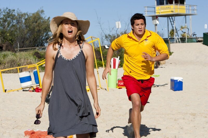 Zac (Chai Romruen) eilt ins Wasser. Ein kleines Mädchen droht zu ertrinken. – Bild: ZDF und (c)2013 Jonathan M. Shiff Productions./​(c)2013 Jonathan M. Shiff Produc