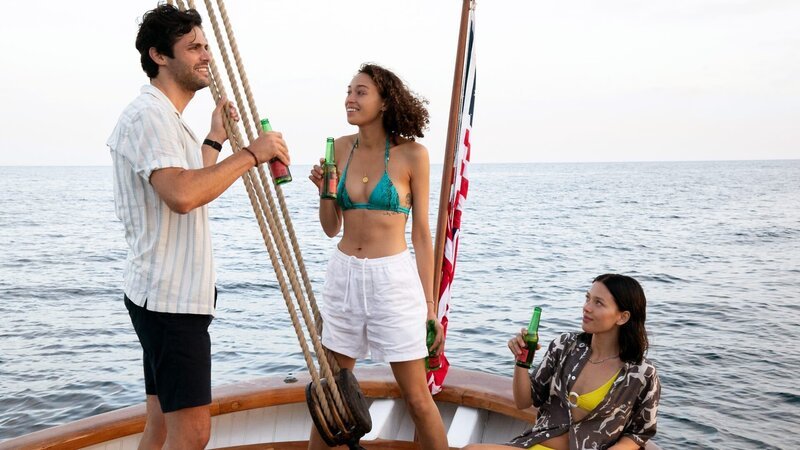 Ben (Matthew Daddario) mit Jess (Ella-Rae Smith) und Lexie (Jessica Alexander) – Bild: RTLZWEI