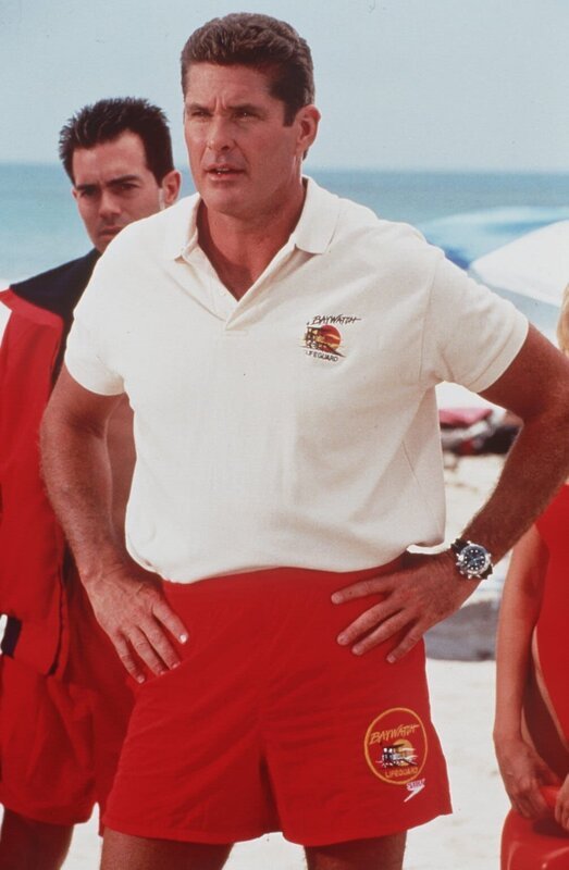 Mitch (David Hasselhoff, r.) ist stinksauer. Da will ihm doch ein privater Strand-Rettungs-Dienst ins Handwerk pfuschen. – Bild: ProSieben MAXX