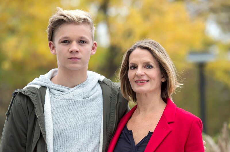 Felix Maibach (Nico Liersch, l.) mit seiner Mutter Franziska Ruhland (Gunda Ebert, r.). – Bild: ARD/​Jens Ulrich Koch