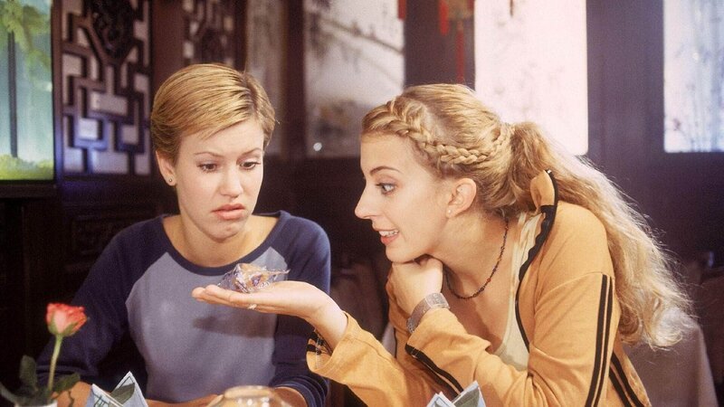 Claudia (Nora Binder, re.) will Magie in das Leben ihrer Freundin Alex (Wolke Hegenbarth) bringen und schleppt sie in ein ominöses Chinarestaurant, wo es spezielle Glückskekse gibt. Doch Alex ist weder scharf auf chinesisches Essen, noch auf Glückskekse … – Bild: RTL