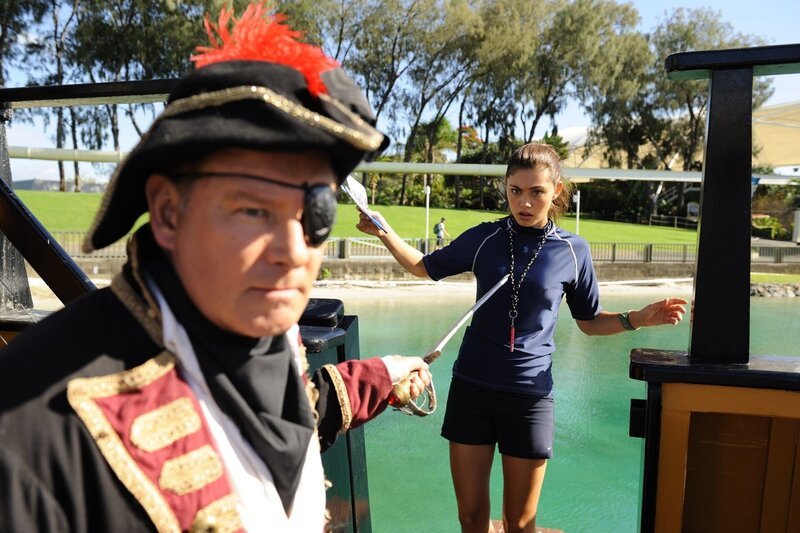 Cleo (Phoebe Tonkin) hat im Meerespark Konkurrenz bekommen. Ihr Vater Don (David Lee ) spielt dort jetzt den Piraten „Käpt’n Don“. – Bild: ZDF/​Jasin Boland