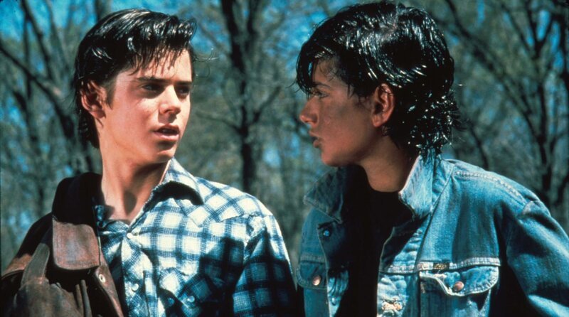 Amerika in den 1960er-Jahren: Ponyboy und Johnny, beides „Greasers“ aus den ärmeren Stadtvierteln, flirten mit der attraktiven Cherry und ihrer Freundin Marcia, die zu den wohlhabenden „Socs“ gehören. Als deren Freunde des mitbekommen, kommt es zu heftigen Auseinandersetzungen zwischen den „Socs“ und den „Greasers“. Johnny ersticht in Notwehr einen von ihnen. Die Freunde müssen untertauchen. – Ponyboy (C. Thomas Howell, l.) und Johnny (Ralph Macchio) sind beste Freunde. – Bild: rbb/Kinowelt GmbH Amerika in den 1960er-Jahren: Ponyboy und Johnny, beides „Greasers“ aus den ärmeren Stadtvierteln, flirten mit der attraktiven Cherry und ihrer Freundin Marcia, die zu den wohlhabenden „Socs“ gehören. Als deren Freunde des mitbekommen, kommt es zu heftigen Auseinandersetzungen zwischen den „Socs“ und den „Greasers“. Johnny ersticht in Notwehr einen von ihnen. Die Freunde müssen untertauchen. – Ponyboy (C. Thomas Howell, l.) und Johnny (Ralph Macchio) sind beste Freunde. – Bild: rbb/Kinowelt GmbH