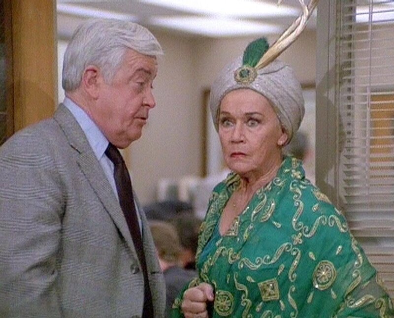 Lt. Monahan (Garry Walberg) ist erstaunt über Edna (Jeanette Nolan), die behauptet ihren Ehemann umgebracht zu haben. – Bild: RTLup