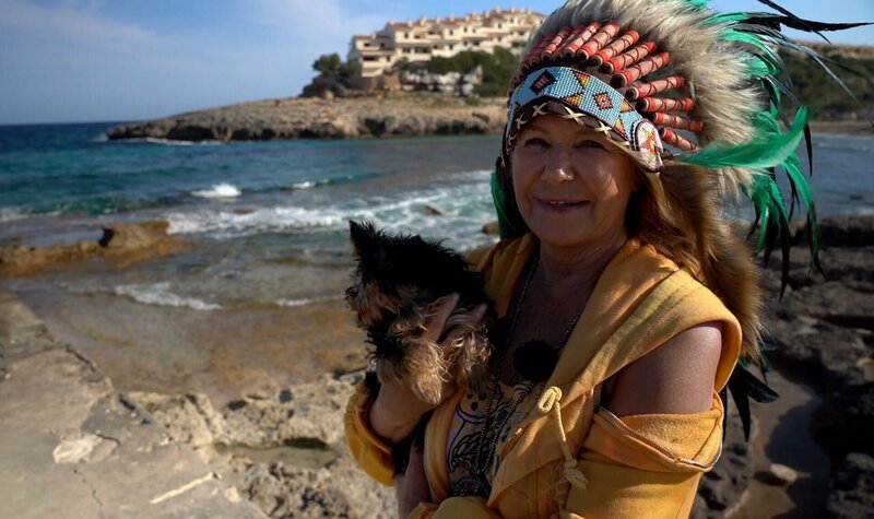 Auf Mallorca bekommt Yorkshire-Terrier-Welpe Rocky von seiner Besitzerin Margit Reisse das volle Verwöhnprogramm geboten – vom Shoppingtrip durch Palma bis zum Hunde-Fotoshooting am Strand. – Bild: RTL