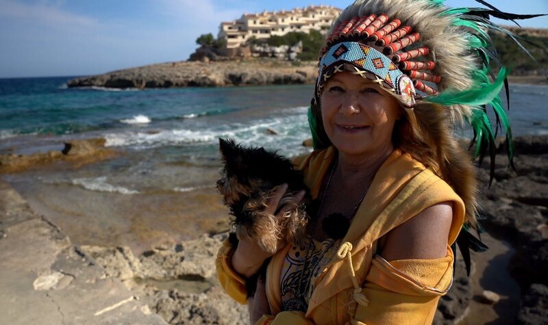 Auf Mallorca bekommt Yorkshire-Terrier-Welpe Rocky von seiner Besitzerin Margit Reisse das volle Verwöhnprogramm geboten – vom Shoppingtrip durch Palma bis zum Hunde-Fotoshooting am Strand. – Bild: RTL