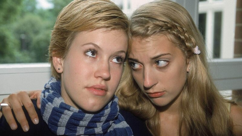 Claudia (Nora Binder, re.) hält Alex (Wolke Hegenbarth) fälscherlicherweise für todkrank. Ein Irrtum, den Alex dummerweise nicht aufklärt … – Bild: RTL