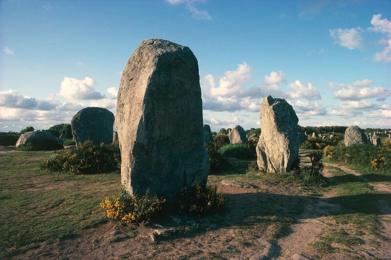 Frankreich – Bretagne – Umgebung von Carnac. Prähistorische megalithische Steinanordnungen. Menhir. – Bild: Getty Images
