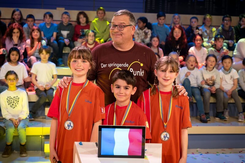 Das rote Rateteam aus Fontainebleau/​Frankreich freut sich über den spannenden Tag bei „1, 2 oder 3“. – Bild: ZDF/​Ralf Wilschewski