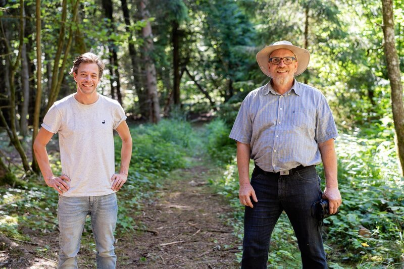 Im Rainer Wald bei Straubing lernt Tobi (links) von Martin, was eine Renaturierung ist. – Bild: BR/​megaherz gmbh/​Hans-Florian Hopfner