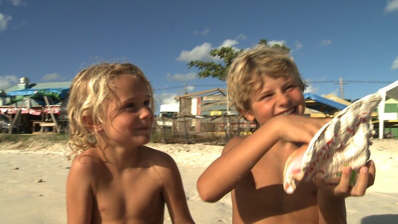 Merla und Leo staunen über die riesigen Muscheln. – Bild: SWR/​Tonix Pictures GmbH