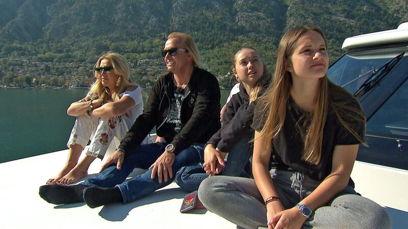 In Montenegro steht Kultur statt Badestrand auf dem Programm der Geissens. Ob das Davina und Shania gef√§llt? Immerhin wollten die beiden lieber auf die Malediven! Robert plant hingegen ein ‚ÄûInselhopping‘Äú mit der Indigo Star … – Bild: RTLZWEI/​Geiss TV