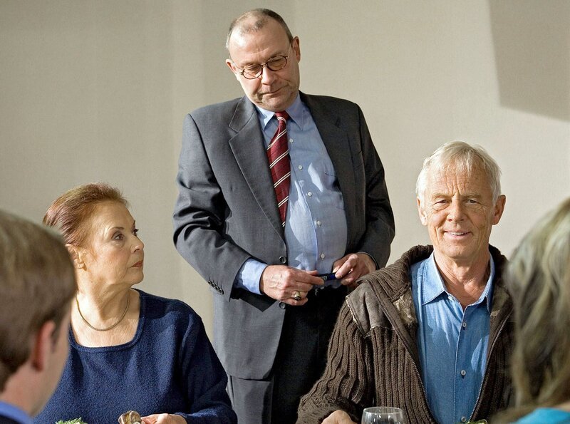 Charlotte (Ursula Karusseit, li.) hat bei einem Preisausschreiben einen Benimmkurs gewonnen und bittet Otto Stein (Rolf Becker, re.), sie zu begleiten. Der Kursleiter Lothar von Hardenberg (Hans Klima) findet Gefallen an Charlotte und so wird aus Otto ein unfreiwilliger Konkurrent. – Bild: MDR/​Krajewsky