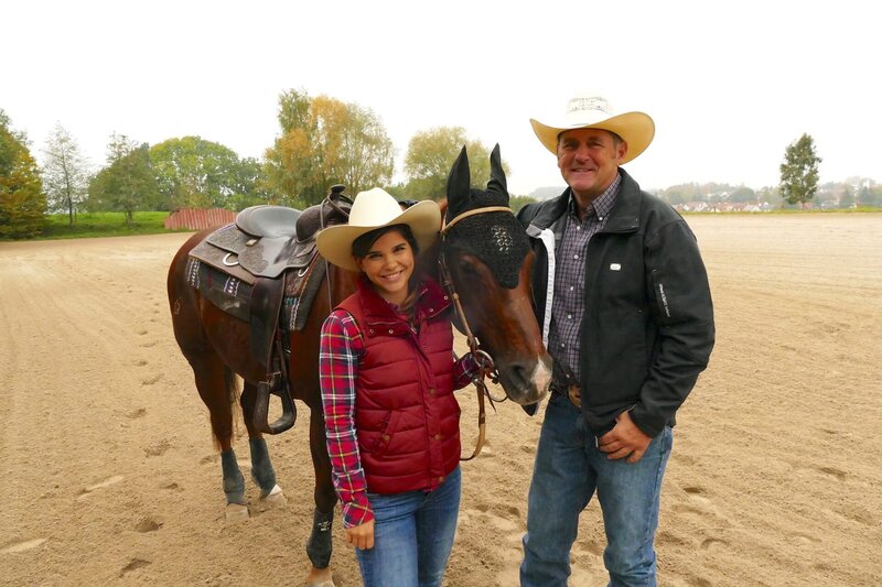 Westernreitlehrer Egon hat schon viele Pferde und Reiter ausgebildet. Heute ist Anna bei ihm. – Bild: BR/​BILD + TEXT Medienproduktion GmbH & Co. KG.