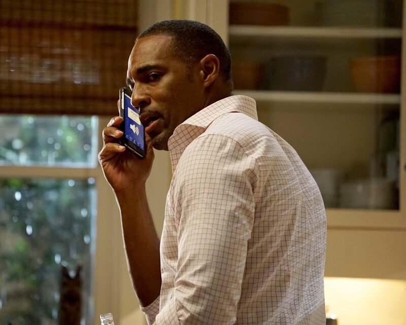 Versucht alles, um April, bei der die Wehen eingesetzt haben, zu helfen: Ben (Jason George) … – Bild: American Broadcasting Companies, Inc. /​ Eric McCandless