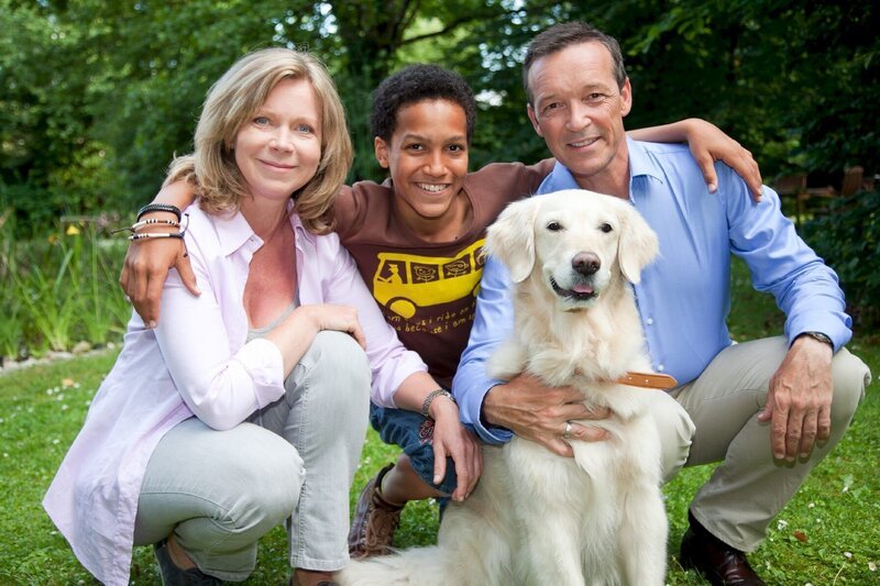 Marion Kracht, Luka Kumi und Michael Roll spielen die Familie Hellmann mit Hund Semmel. – Bild: port.hu