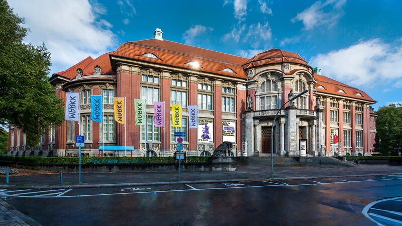 Das MARKK in Hamburg zählt zu den größten ethnographischen Museen Europas und versammelt archäologische Schätze der Inkas und aus dem Alten Ägypten, Masken aus Neuguinea, und im Haus Rauru kann man hautnah in die Welt der Maori eintauchen. – Bild: SWR/​MARKK/​Paul Schimweg