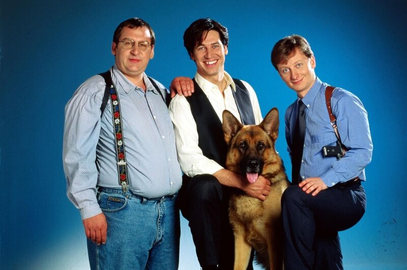 (4. Staffel) – Im Dauereinsatz: Kommissar Moser (Tobias Moretti, M.), Peter Höllerer (Wolf Bachofner, l.) und Christian Böck (Heinz Weixelbraun, r.) und ihr bester Ermittler Rex … – Bild: SAT.1 /​ Ali Schafler