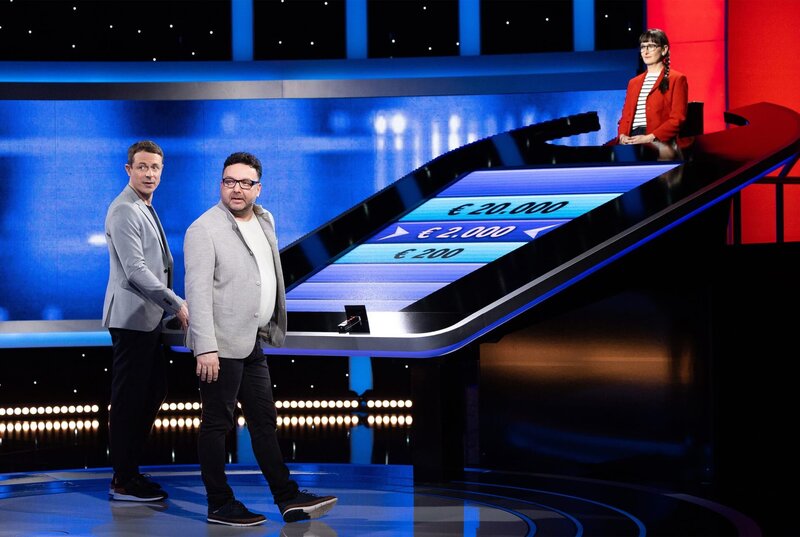 Moderator Alexander Bommes (li.) mit dem Kandidaten Matthias Kowalski (mi.) und der Jägerin Annegret Schenkel (re.). – Bild: ARD/​Uwe Ernst