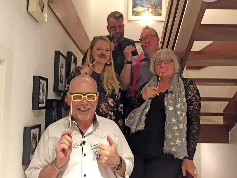 Von hinten nach vorne: Reiko, Hubertus, Gastgeberin Kerrin, Sabine und Michael – Bild: MG RTL D /​ ITV Studios