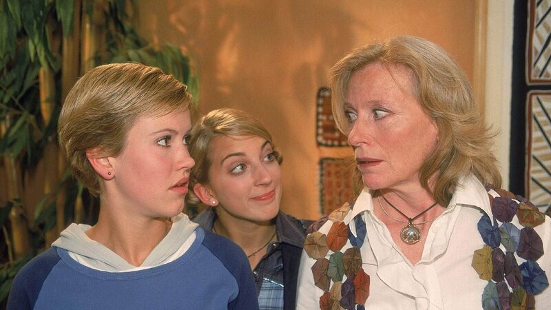 Als Claudia (Nora Binder, Mi.) der Familie Degenhardt den Mann präsentiert, den sie für iher Mutter auserwählt hat, sind Alex (Wolke Hegenbarth, li.) und Anke (Maren Kroymann) völlig entgeistert … – Bild: MG RTL D