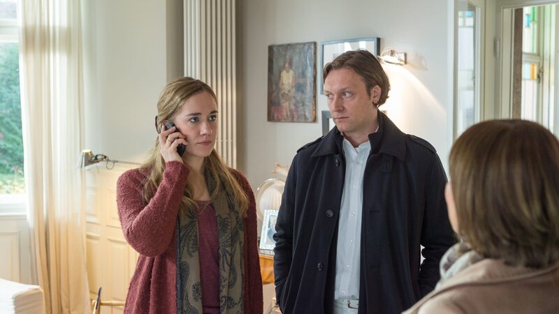 Das Baby, das die Georgierin Marika immer betreut hat, gehört Ehepaar Henn. Die Polizisten sind froh zu hören, dass deren kleiner Sohn in Sicherheit ist. Ein anderes Au-Pair passt auf ihn auf. Denn Marika wollte heute eigentlich in Rostock sein. Weshalb hat sie ihre Pläne umgeworfen? (Annina Hellenthal, Robin Sondermann, Claudia Schmutzler) – Bild: ZDF