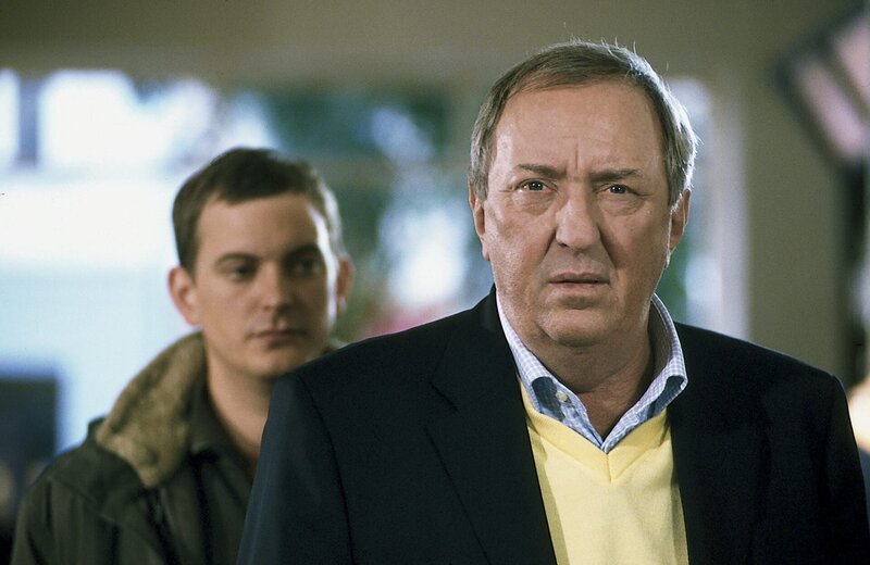 Der „Weinpapst“ Thomas Irion (Vadim Glowna, r.) muss vor Kommissar Hoffers Assistent Etzel Harnisch (Daniel Krauss, l.) zugeben, dass sein teurer Wein nicht immer die beste Qualität hat. – Bild: ZDF