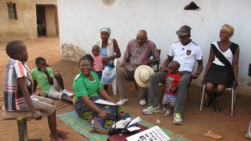 Die Krankenschwester Tilile Nkata (3.v.l.) setzt sie sich seit Jahren für die Gesundheit der Landbewohner ein. – Bild: MedienKontor/​Carmen Butta
