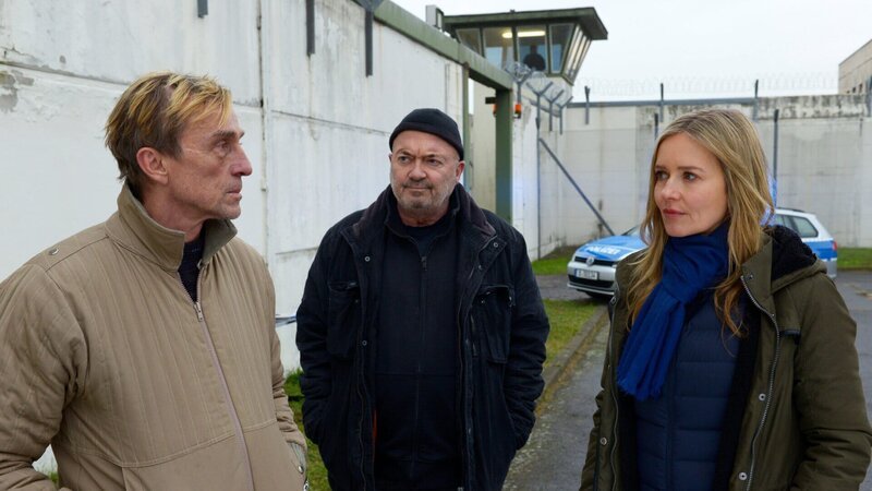 Am Tag seiner Haftentlassung entkommt Peter Kniesbeck (André M. Hennicke, l.) nur knapp einem Anschlag. Otto Garber (Florian Martens, M.) und Linett Wachow (Stefanie Stappenbeck, r.) wollen von ihm wissen, wer dahinterstecken könnte. – Bild: ZDF