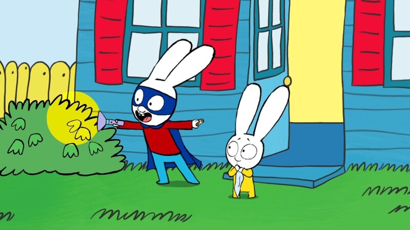 Simon (l.), als Superhase verkleidet, und sein etwas ängstlicher Bruder Franz (r.), gehen raus in den Garten, um nach üblen Schurken Ausschau zu halten. – Bild: ZDF und © GO-N Productions 2016./​© GO-N Productions 2016