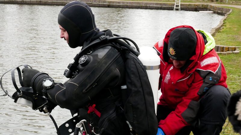 Schleswig-Holstein: Polizeitaucher Robin sucht zusammen mit 7 anderen Tauchern Mobiltelefon und Schlüssel eines Mordopfers – Bild: NDR/​Joker Pictures