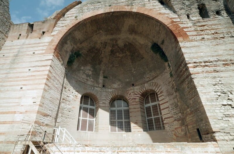 Im vierten Jahrhundert nach Christus ließ Kaiser Konstantin im Zentrum von Arles Thermen erbauen. Sie waren der Inbegriff römischer Zivilisation. – Bild: Moritz Marz
