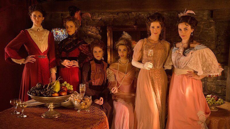 L-R: Lillian Moss (Sara Mitich), Helen Conroy (Karen Knox), Elaine Henshaw (Allison Dawn Doiron), Beatrice Crawford (Laura Carswell), Mary Puddle (Kaitlyn Riordan), Emily Grace (Georgina Reilly) – Bild: Shaftesbury