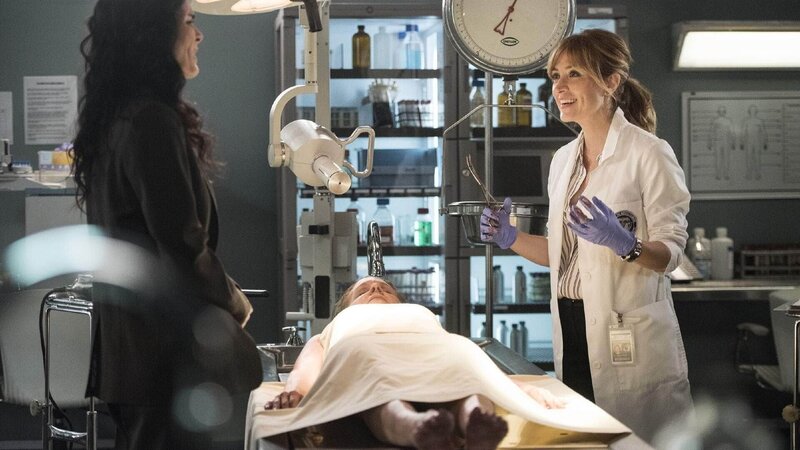 Eine Frau bricht im Gewühl um die besten Schnäppchen eines Elektromarktes plötzlich tot zusammen. Wie sich herausstellt, wurde sie erstochen. Jane Rizzoli (Angie Harmon, l.) und Maura Isles (Sasha Alexander) ermitteln. – Bild: VOX /​ Warner Bros.