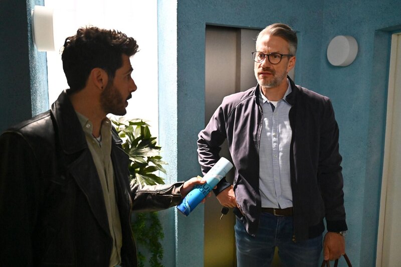 Henning (Stefan Bockelmann, r.) wird vorsichtig von Matteo (Riccardo Angelini) gewarnt, bei Dragan wachsam zu sein. – Bild: RTL /​ Julia Feldhagen