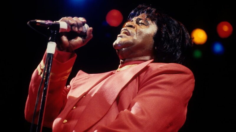 Der erste Teil der Dokureihe „James Brown: Say It Loud“ erzählt den Beginn von James Browns Karriere. Geboren in bescheidenen Verhältnissen in South Carolina, kämpft sich Brown mit seiner Musik durch Armut, Missbrauch und Traumata ganz nach oben. – (Archivfoto: James Brown live in der NEC Arena. Birmingham) – Bild: WDR/​picture alliance/​Geisler-Fotopress