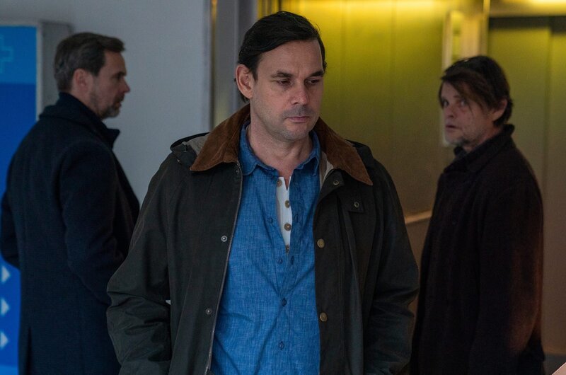 Fabian Becker (Alexander Beyer, M.), tut vor Jochen Nowak (Matthias Matschke, l.) so, als würde er Gregor Schmidt (Lars Rudolph, r.) nicht bemerken. – Bild: ZDF