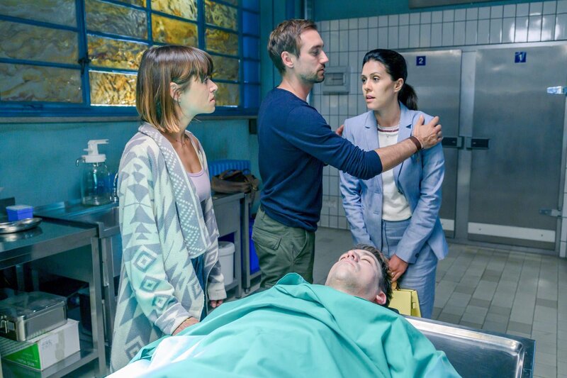 Am Obduktionstisch begegnet Ilinka Wiese (Daniela Golpashin, r.) zum ersten Mal der Geliebten ihres toten Ehemannes Silke Herner (Anna Julia Antonucci, l.). Aus Eifersucht eskaliert ihre Begegnung, was beide zu Verdächtigen macht. Ermittler Ben Halberg (Daniel Gawlowski, 2.v.l.) versucht, zu vermitteln. – Bild: ZDF