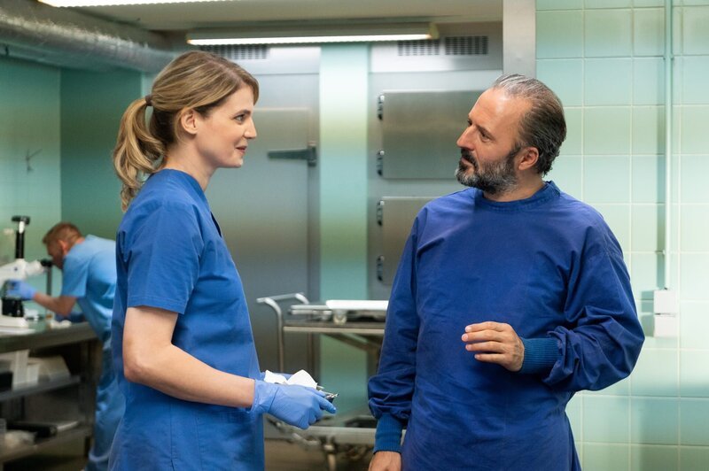 Die Pathologen Claudia Diener (Rike Schmid) und Dr. Stefan Zabel (Robert Schupp) tauschen neue Erkenntnisse aus. – Bild: ZDF