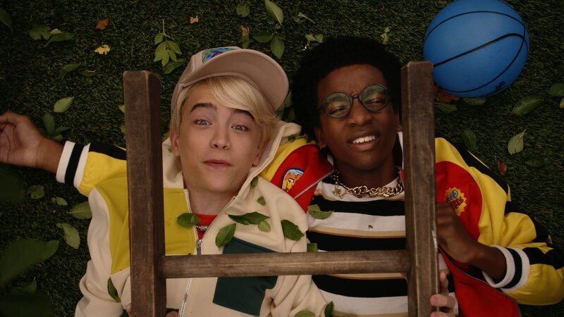 v.li.: Lincoln Loud (Wolfgang Schaeffer), Clyde McBride (Jahzir Bruno) – Bild: Paramount