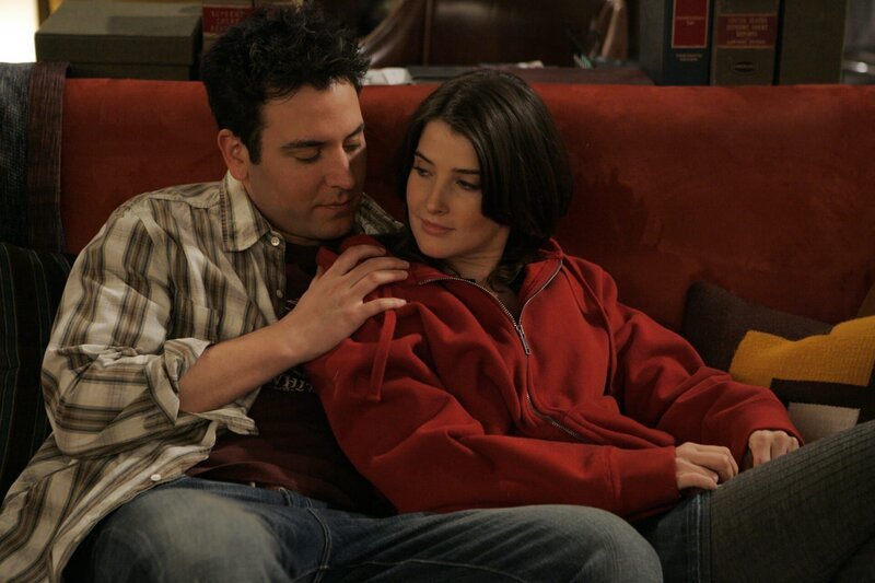 Ted (Josh Radnor, l.) und Robin (Cobie Smulders, r.) beschließen ab sofort nicht mehr so zu tun, als wäre das ihre erste Beziehung. Und dass man offen darüber reden kann, dass jeder der beiden bereits einige Freunde bzw. Freundinnen hatte. Was nicht ganz ohne Probleme verläuft … – Bild: 20th Century Fox International Television Lizenzbild frei