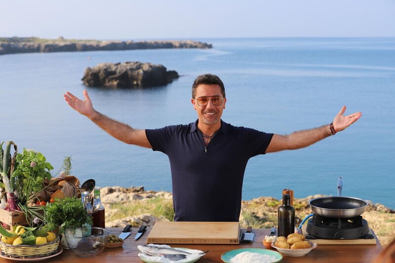 Gino D’Acampo +++ Die Verwendung des sendungsbezogenen Materials ist nur mit dem Hinweis und Verlinkung auf RTL+ gestattet. – Bild: RTL /​ Betty TV & All3Media International