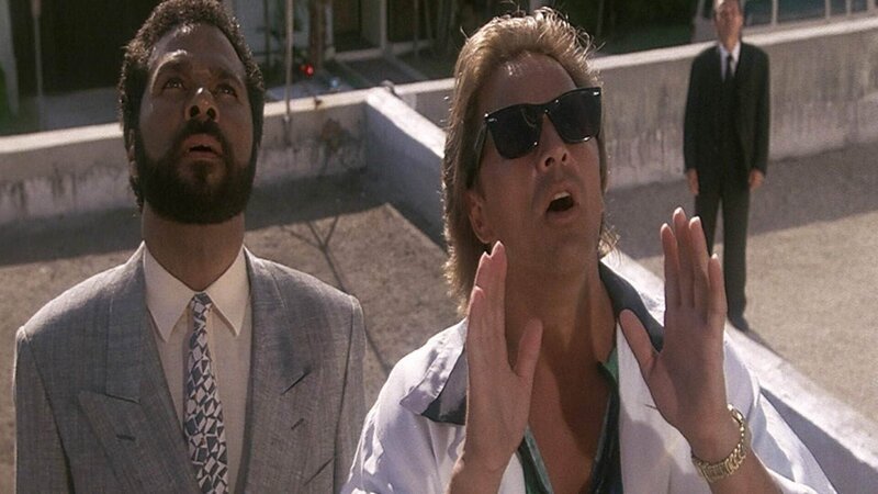 Ein Mitglied einer Gerichts-Jury muss bei einer Tatortbesichtigung den Mordverdächtigen ermordet haben. Calleigh Duquesne (Emily Procter), Ryan Wolfe (Jonathan Togo, Mi.) und Eric Delko (Adam Rodriguez) haben auf einer Scheibe einen Gesichtsabdruck gefunden, den der Mörder hinterlassen hat. – Bild: TVNOW