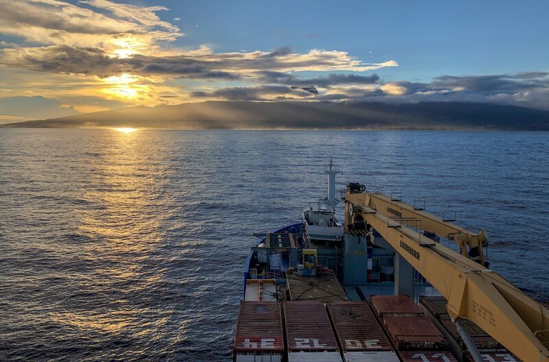 Anfahrt der Aranui auf Tahiti: Halb Kreuzfahrt-, halb Frachtschiff, übernimmt es die Versorgung der Marquesianer. Alle zwei Wochen fährt die Aranui in diese Welt aus einer anderen Zeit. – Bild: Manu’a Vecker-Sue