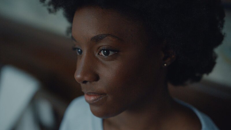Flora (Suzy Bemba) macht sich große Hoffnungen, ihren Traum einer Karriere als Balletttänzerin endlich zu erfüllen. Doch bereits an ihrem ersten Tag wird sie mit der harten Realität konfrontiert. – Bild: ZDF
