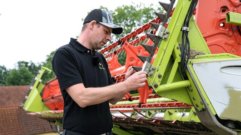 Osnabrück. Betriebsleiter Florian Menke muss dafür sorgen, dass immer genug Erntemaschinen bereit sind. Die Landwirtinnen und Landwirte bestimmen den Erntezeitpunkt. – Bild: NDR/​Filmblick